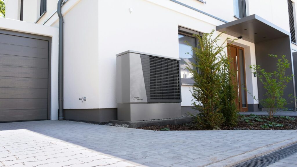 Vivienda con bomba de calor de aerotermia en el exterior