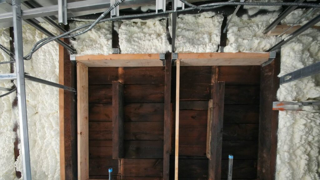 Pared con aislamiento de espuma proyectada para mejorar la eficiencia energética
