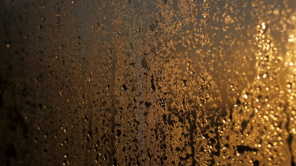 Ventana con gotas de condensación