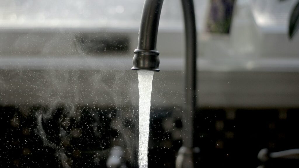 Grifo de cocina con agua corriendo