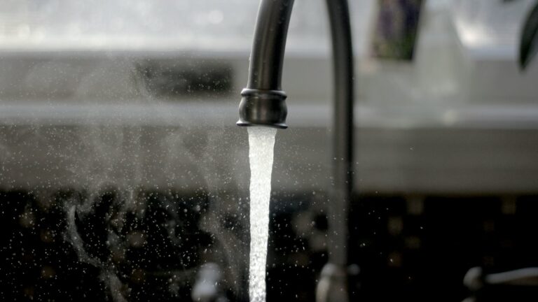 Cómo detectar una fuga de agua oculta en casa (y qué hacer después)