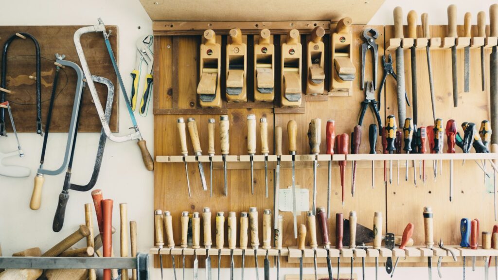 Herramientas de bricolaje ordenadas en un estante