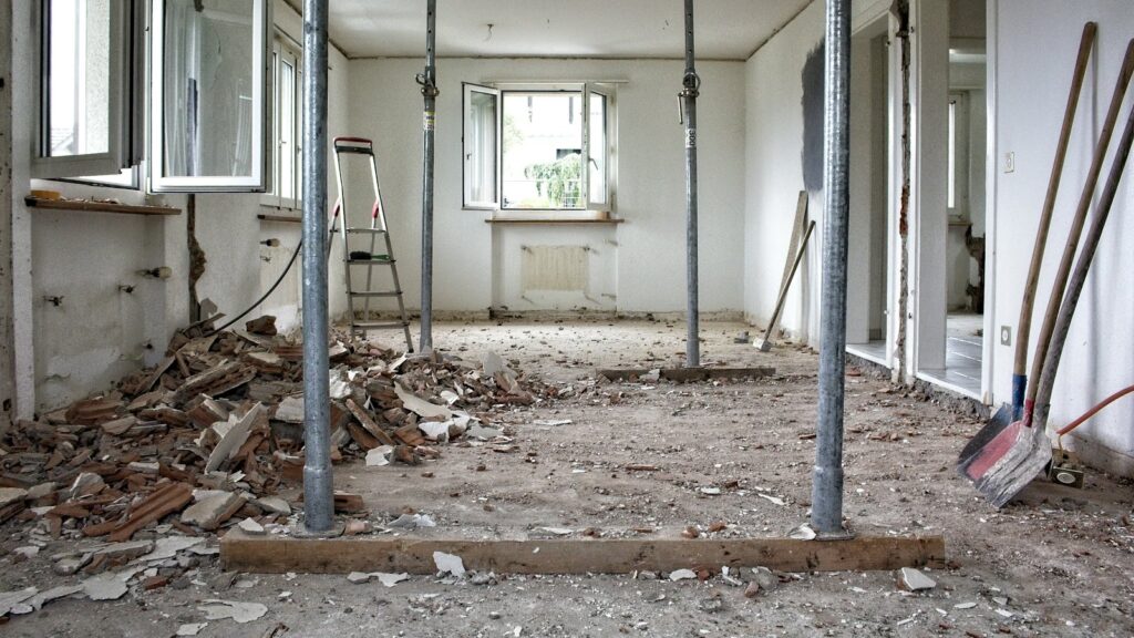 Vivienda en plena reforma integral con estructura y herramientas
