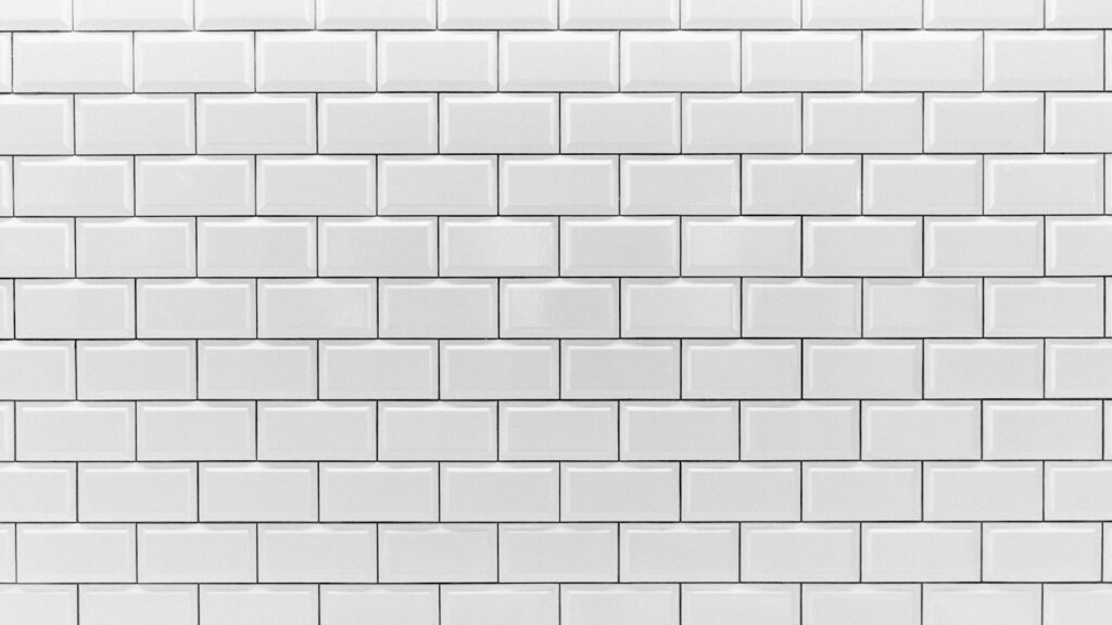 Pared de azulejo blanco de un baño