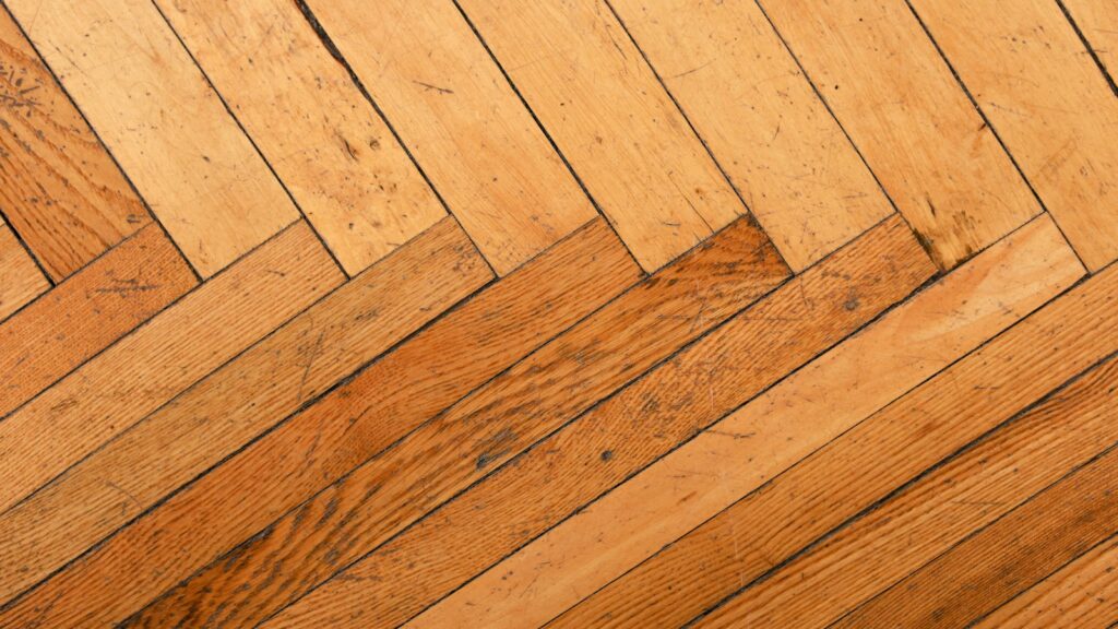 Suelo de madera colocado en espiga