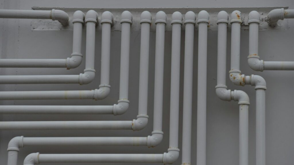 Tuberías en la pared de una vivienda